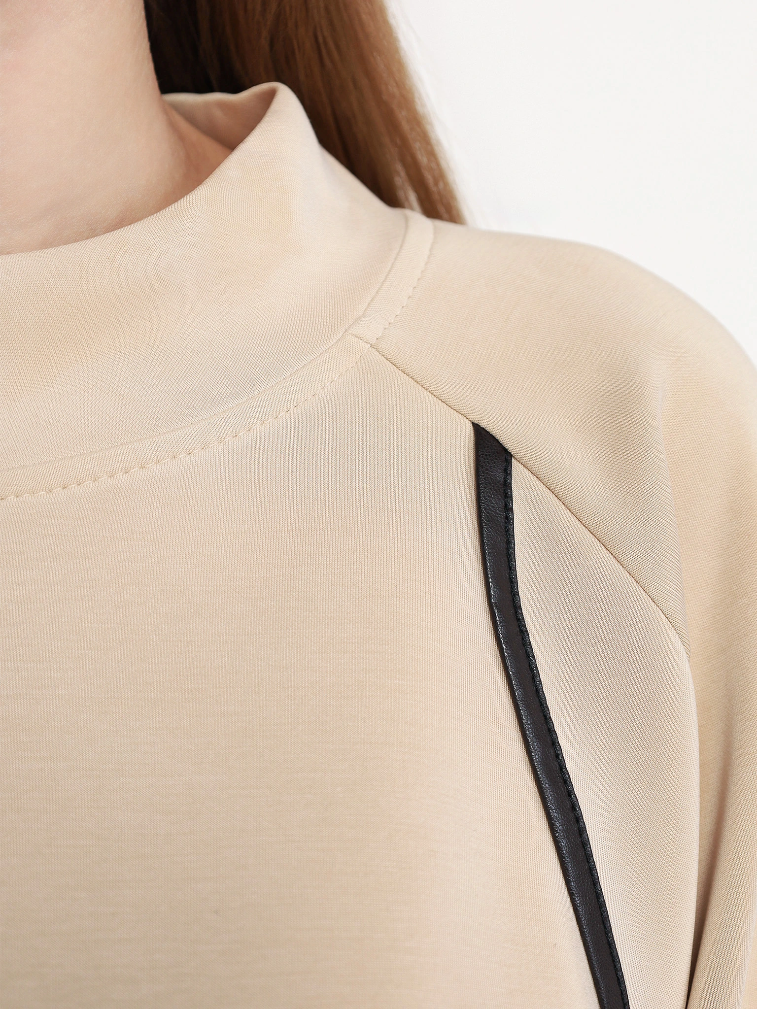 Джемпер бежевого цвета с декоративной контрастной отделкой